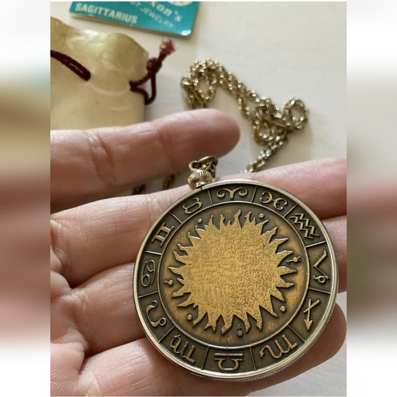 JEANE DIXON Sagittarius medallion gold tone necklace VINTAGE ESTATE JEWELRY - Picture 3 of 6